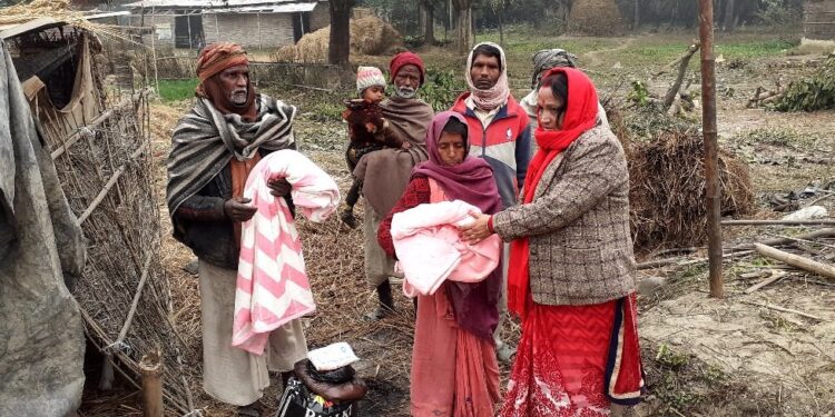 वडा अध्यक्षको समन्वयमा घर विहिन बनाएको रामपरिवारलाई करूणा झाले गरे सहयोग