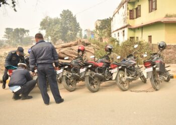 ट्राफिक प्रहरीद्वारा सरकारी मोटरसाईकल नियन्त्रणमा