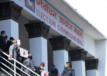 प्रचण्ड–माधव समूहले निर्वाचन आयोगलाई दियो ओलीलाई अध्यक्षबाट हटाएको जानकारी