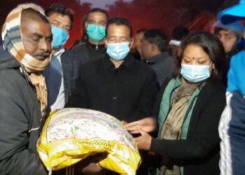 अग्निपीडितलाई पूर्व अर्थमन्त्रीको राहत सामग्री
