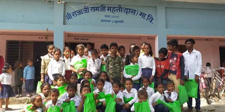 बालबालिकालाई पोशाक वितरण