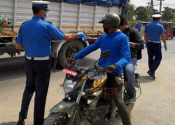 ‘तपाईको मास्क खोइ ?’ भन्दै प्रदेश १ ट्राफिक प्रहरी सडकमा