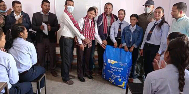 क्याम्पसलाई सेनेटरी प्याड हस्तान्तरण