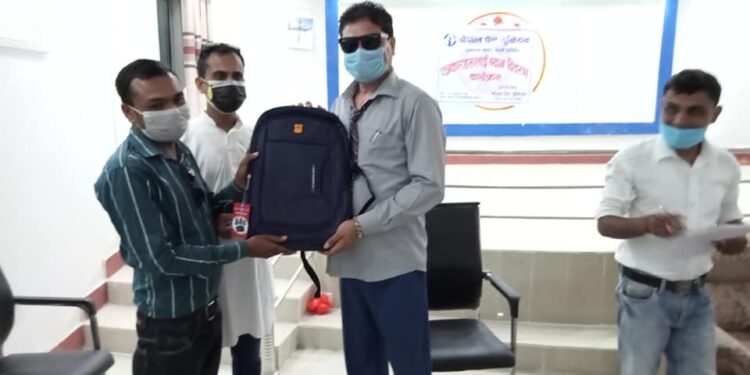 प्रेस युनियन इनरुवाद्वारा पत्रकारलाई व्याग वितरण