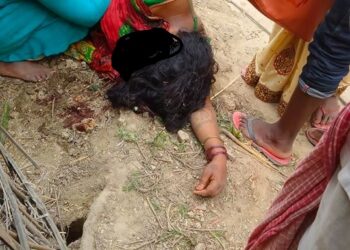 खत्वे माथि बिजुलीको पोल खस्दा मृत्यु