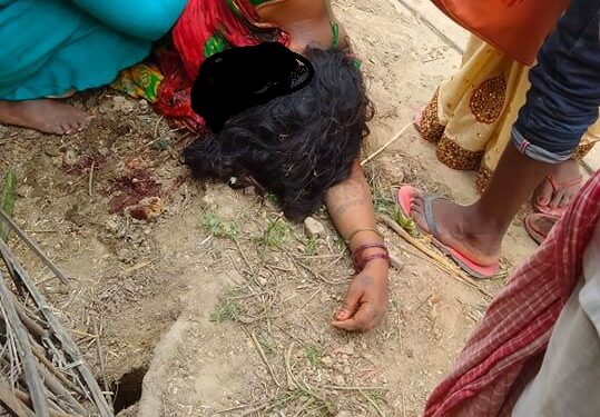 खत्वे माथि बिजुलीको पोल खस्दा मृत्यु