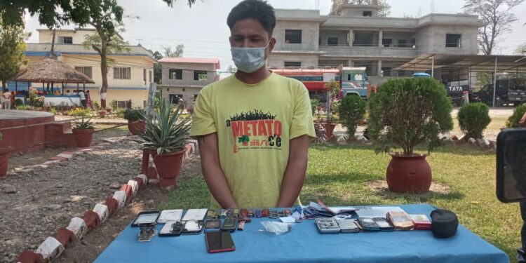 फरार प्रतिबादी ब्राउन सुगर सहित पक्राउ