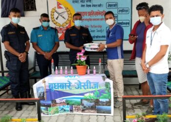 बुधबारे जेसीजद्धारा सुरक्षाकर्मीलाई मास्क सेनिटाइजर प्रदान