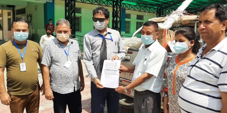 नगरप्रमुख मेहताद्धारा सामाग्री हस्तान्तरण