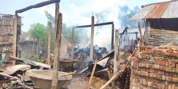 सप्तरीको डाक्नेश्वरीमा आगलागी हुँदा लाखौंको क्षति, पाँच घर जलेर पूर्ण नष्ट