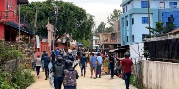 सुकुमबासी बस्तीमा डोजर चलाएपछि जनप्रतिनिधिको घर तोडफोड