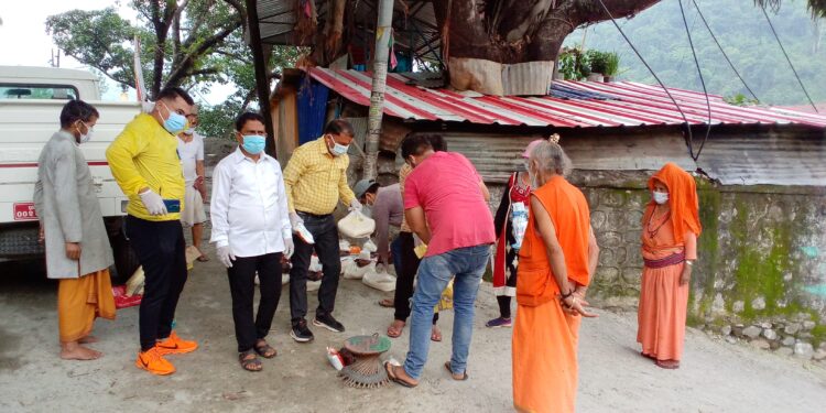 वराहक्षेत्र कांग्रेसद्धारा २१ जना संन्यासीलाई खाधन्न सामग्री प्रदान