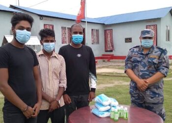 बिद्यार्थी नेता सेराजद्वारा सशस्त्र प्रहरीलाई स्वास्थ्य सुरक्षा सामग्री हस्तान्तरण