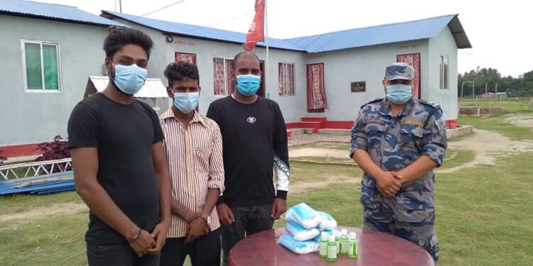 बिद्यार्थी नेता सेराजद्वारा सशस्त्र प्रहरीलाई स्वास्थ्य सुरक्षा सामग्री हस्तान्तरण