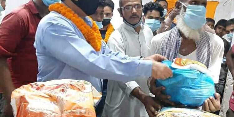 परिवार दलद्वारा अति बिपन्न लाइ राहत वितरण