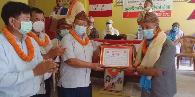 चतरामा कांग्रेसद्बारा अग्रज कांग्रेसीलाइ सम्मान