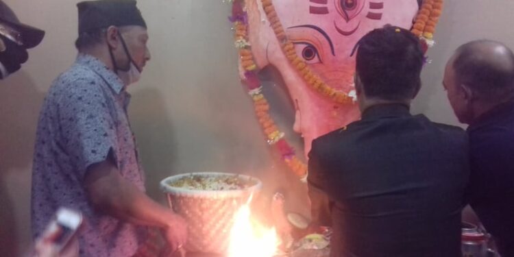 पूर्व राजा ज्ञानेन्द्र कुमारी दर्शन गर्न जाँदै