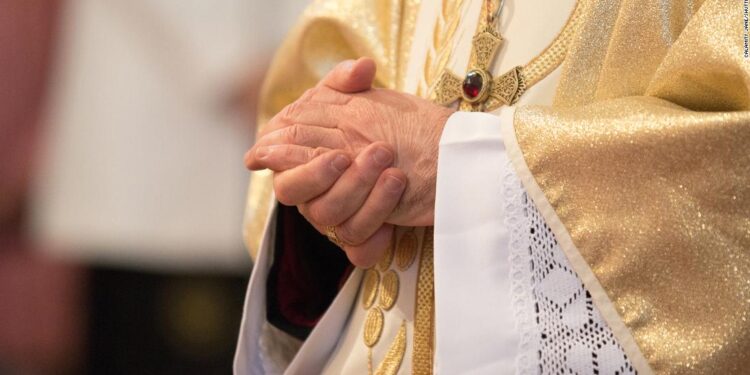 फ्रान्सका चर्चहरूमा २ लाख बढी बालबालिकामाथि यौन दुर्व्यवहार भएकाे तथ्य सार्वजनिक