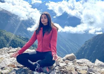 नेपालको पहाडमा ध्यान गरेको तस्बिर राख्दै परिणितिले भनिन्- दैनिक मेडिटेसन मेरो सेक्रेट