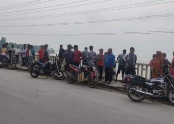 कोशी व्यारेजमा हाम्फालेर एक पुरुष वेपता