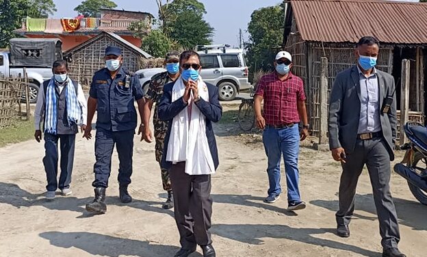 मन्त्री कार्कीद्वारा बाढीग्रस्त क्षेत्रको निरीक्षण