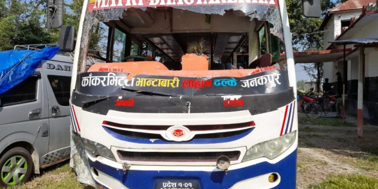 कोशीमा बसको ठक्करले दुई जनाको ज्यान गयो