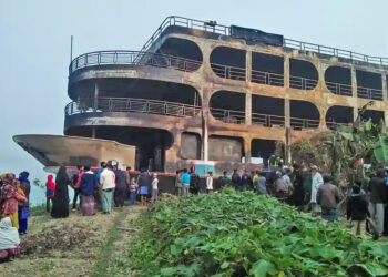 बंगलादेशमा यात्रु बोकेको पानीजहाजमा आगलागी हुँदा ३२ जनाको मृत्यु