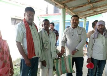 देवानगंजका किसानलाई गहु र मकैको बिउ निःशुल्क वितरण