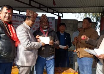 निर्वाचित पदाधिकारी तथा सदस्यहरुलाई प्रमाण पत्र वितरण