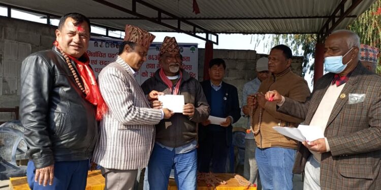निर्वाचित पदाधिकारी तथा सदस्यहरुलाई प्रमाण पत्र वितरण
