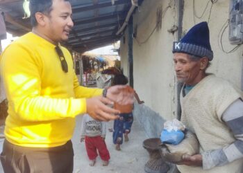 प्रकासपुरका युबा नेता गुरुङ विपन्नको घरघरमा माघे सङ्क्रान्तिको परिकार लिएर पुगे