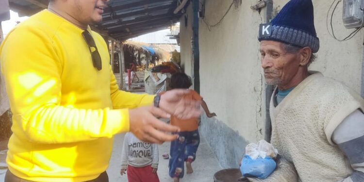 प्रकासपुरका युबा नेता गुरुङ विपन्नको घरघरमा माघे सङ्क्रान्तिको परिकार लिएर पुगे