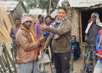 कोशीका मुसहर समुदायलाई कोदालो वितरण