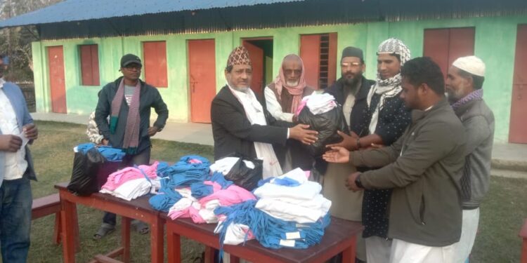 ट्रष्टद्वारा एक सय ३५ बालबालिकालाई पोशाक वितरण