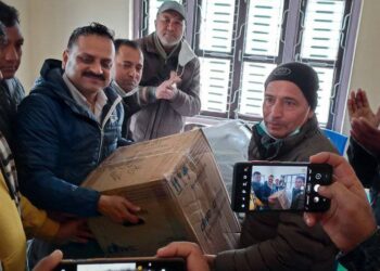कांग्रेसका केन्द्रीय सदस्य ढुंगानाद्वारा स्वास्थ्य समाग्री हस्तान्तरण