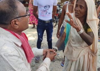 हरिनगरमा मतदाताहरुसँग आर्शिवाद लिँदै, मत माग्दै गफार