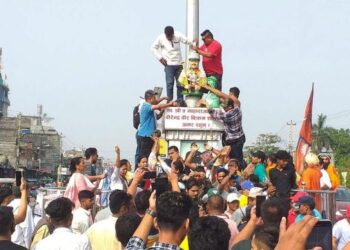 पूर्वराजा वीरेन्द्रको शालिक राख्न खोज्दा झडप, प्रहरीद्वारा हवाई फायर र अश्रु ग्यास प्रहार