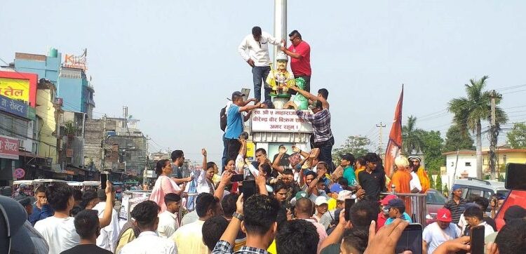 पूर्वराजा वीरेन्द्रको शालिक राख्न खोज्दा झडप, प्रहरीद्वारा हवाई फायर र अश्रु ग्यास प्रहार