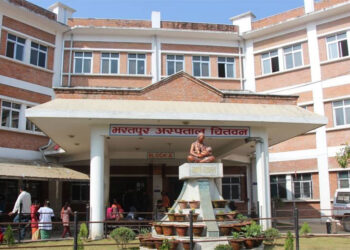 शिशुको मृत्युपछि भरतपुर अस्पतालमा आफन्तले स्वास्थ्यकर्मीलाई कार्यकक्षमै थुने