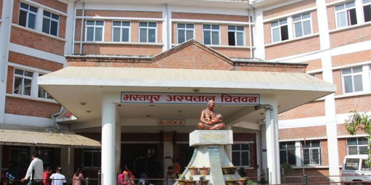 शिशुको मृत्युपछि भरतपुर अस्पतालमा आफन्तले स्वास्थ्यकर्मीलाई कार्यकक्षमै थुने