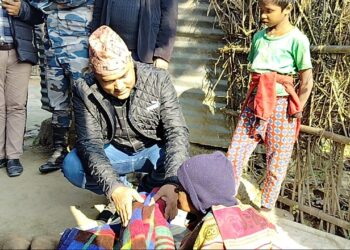 जाडोले विपन्न जेष्ठनागरिकहरु प्रभावित भएपछि कम्बल वितरण