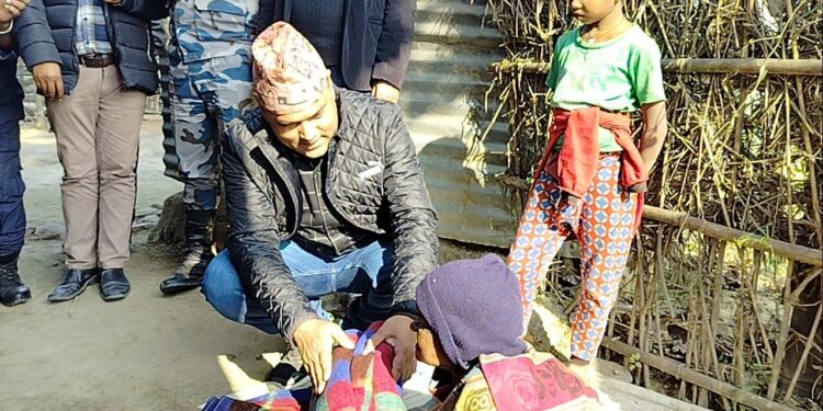 जाडोले विपन्न जेष्ठनागरिकहरु प्रभावित भएपछि कम्बल वितरण