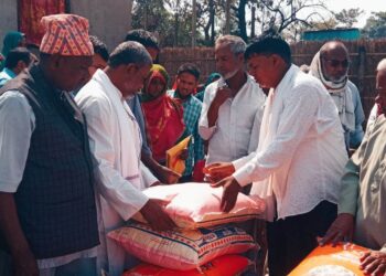 अग्नि पीडितलाई प्रदेश सांसद मन्सुरीद्वारा राहत समाग्री
