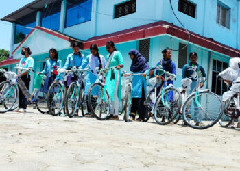 दलित र मुस्लिम छात्रालाई साइकल वितरण