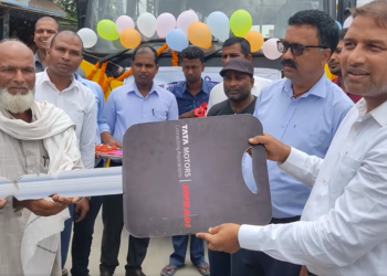 कोशी गाउँपालिकाद्वारा श्री राष्ट्रिय माध्यमिक विधालयलाई बस हस्तान्तरण