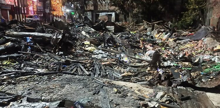 पटका पड्काउँदा इनरुवामा आगलागी हुदाँ ५० लाख भन्दा बढीको क्षति