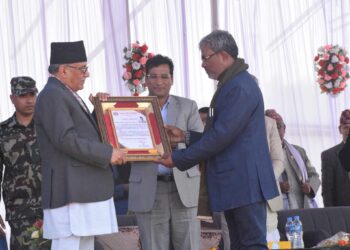 भोक्राहा नरसिंह-४ का वडा अध्यक्ष हारुन अन्सारीद्वारा प्रधानमन्त्री प्रचण्डलाई नागरिक अभिनन्दन