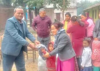 ग्रामथान गाउपालिका–६ नम्बर वडा कार्यालयद्वारा दुईसय ५० विधार्थीलाई न्यानो कपडा वितरण