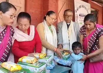 पुर्वकृषि राज्यमन्त्री मेहताद्वारा बालबालिकालाई पोसाक वितरण