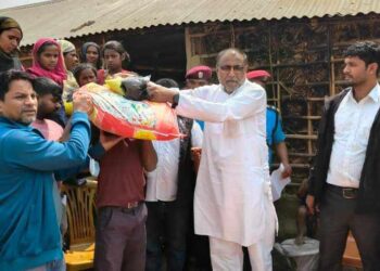 अध्यक्ष अन्सारीद्वारा बर्जुका आगलागी पीडित परिवारलाई राहत सामग्री वितरण